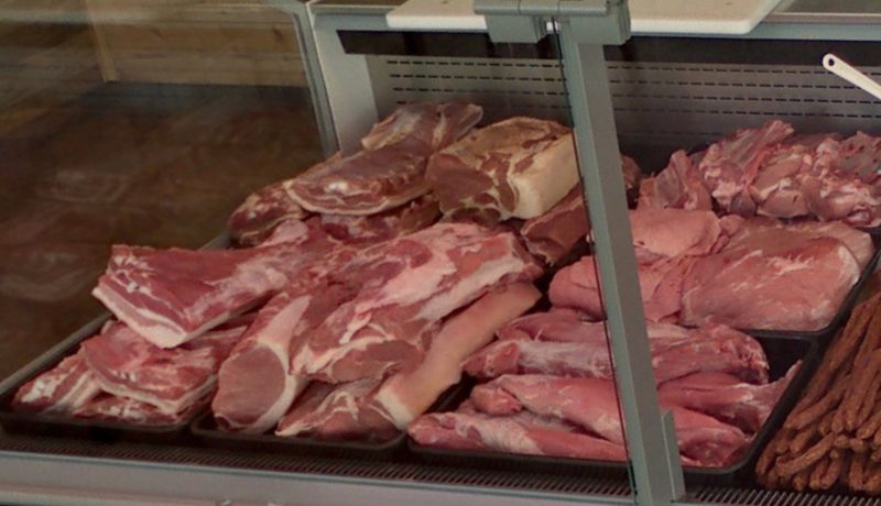 Frischfleisch in der Kühltheke: Karree, Bauch und Schnitzel aus eigener Schlachtung